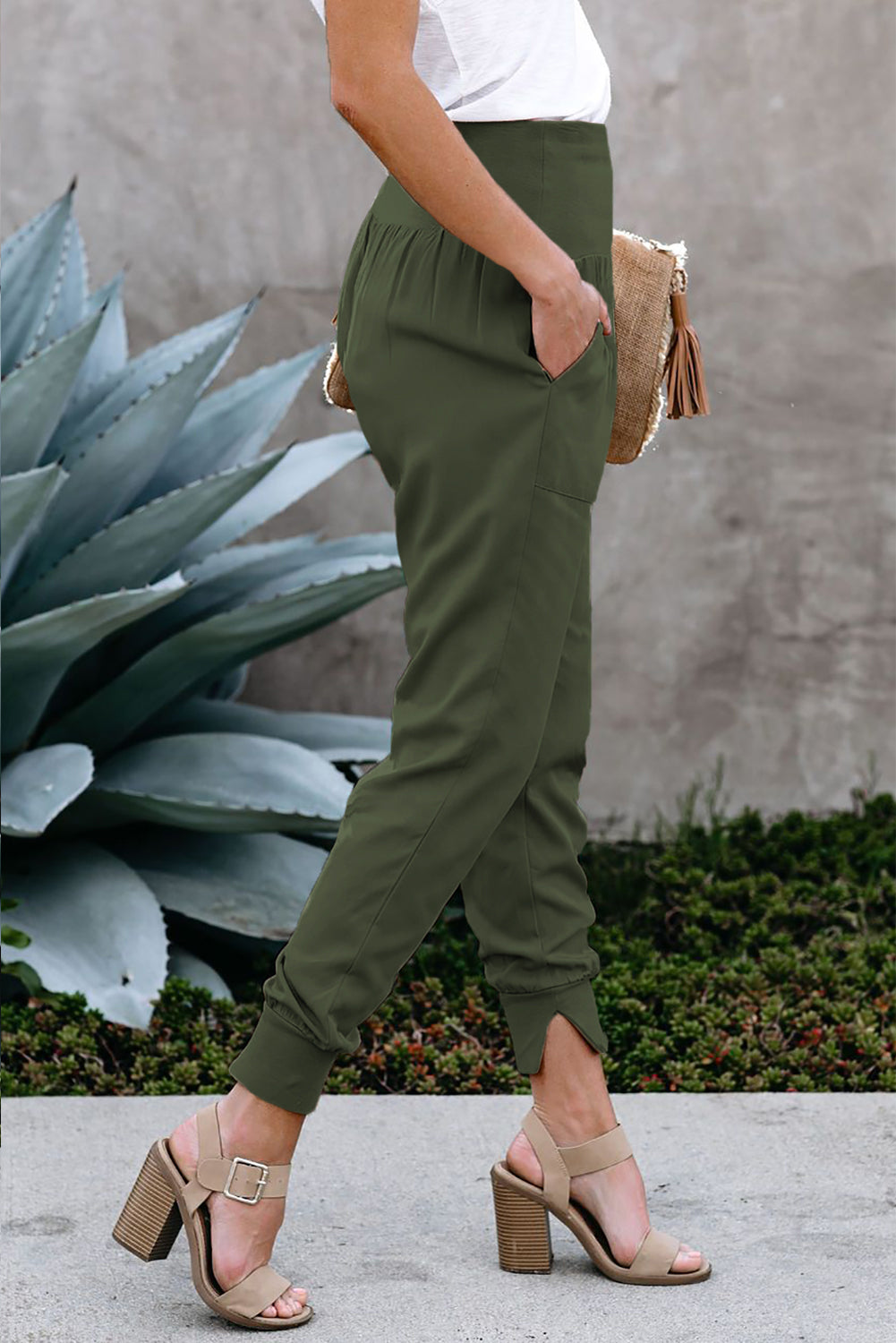 Grüne freizeit-jogger mit taschen