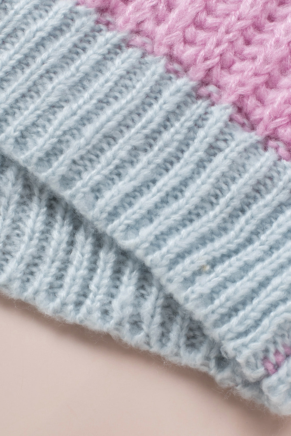 Rosa gestreifte strickjacke mit offener vorderseite und kontraststreifen