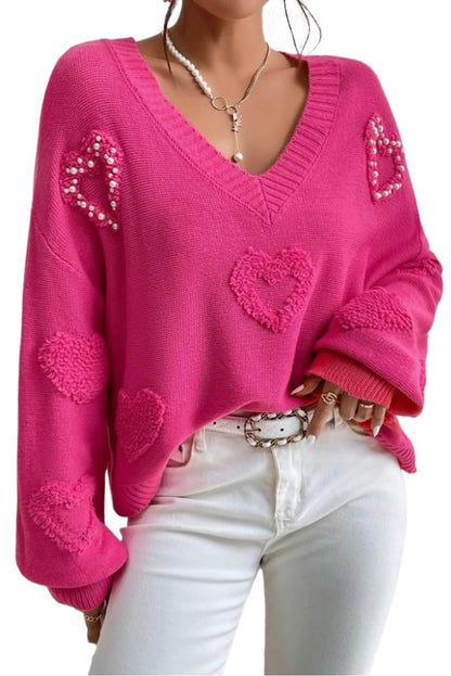 Rosenroter, perlenverzierter pullover mit v-ausschnitt und flauschigen herzen