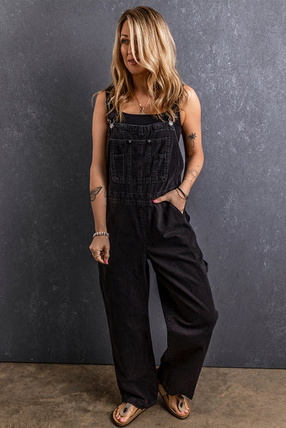 Schwarzer denim-overall mit verstellbaren schnallenriemen und mehreren taschen