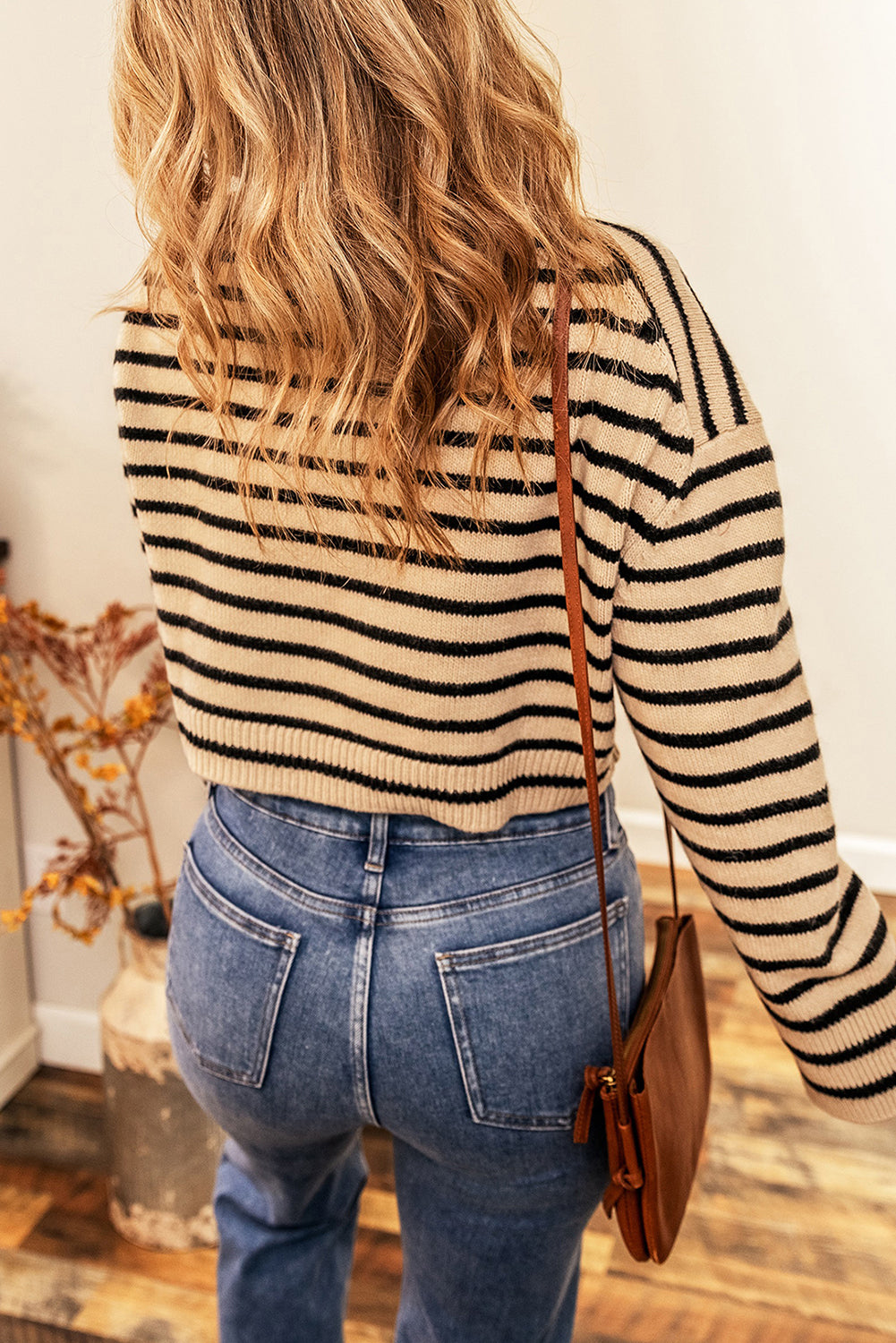 Helles french beige gestreifter pullover mit rundhalsausschnitt und überschnittenen schultern