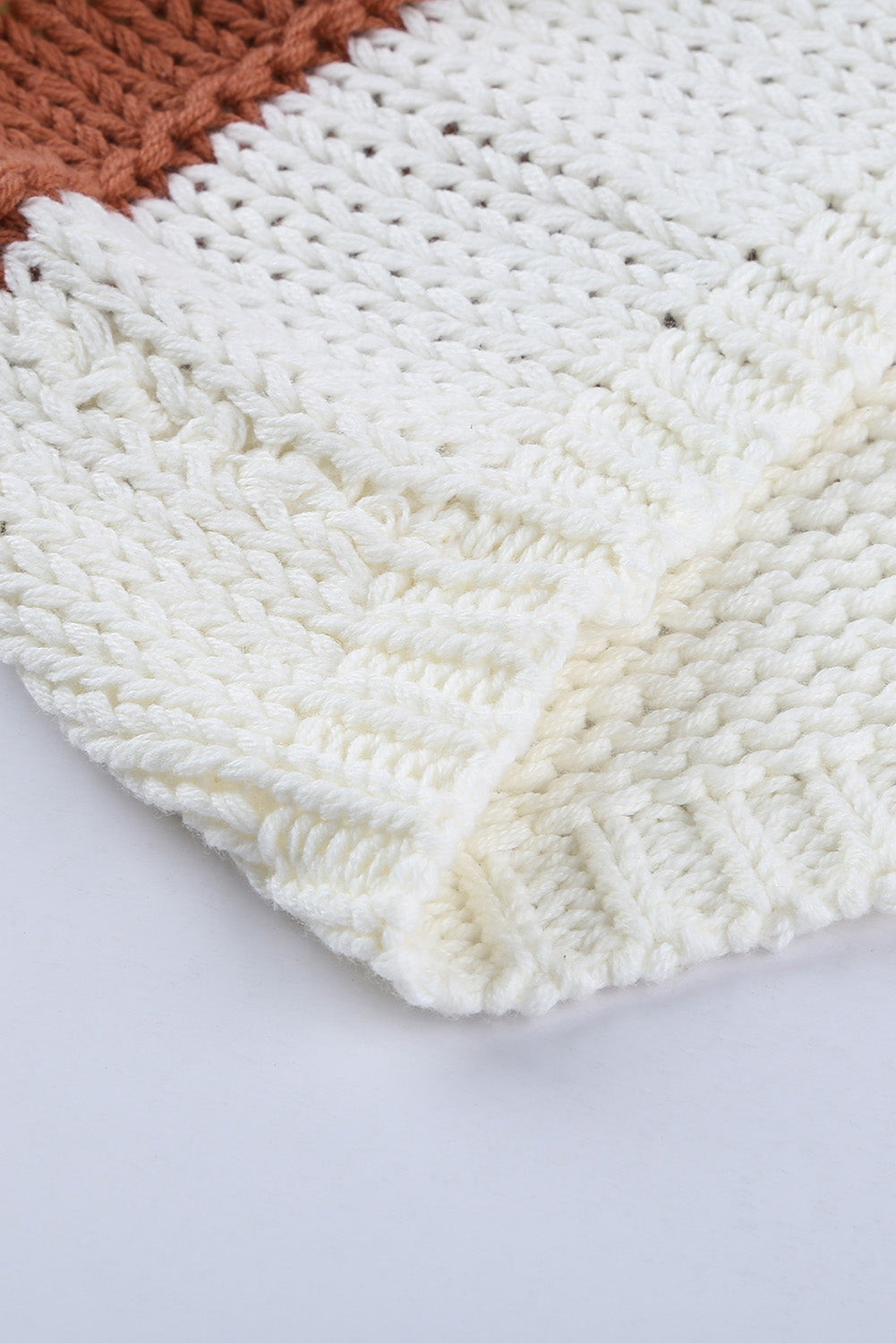 Pullover mit v-ausschnitt und gestrickten laternenärmeln