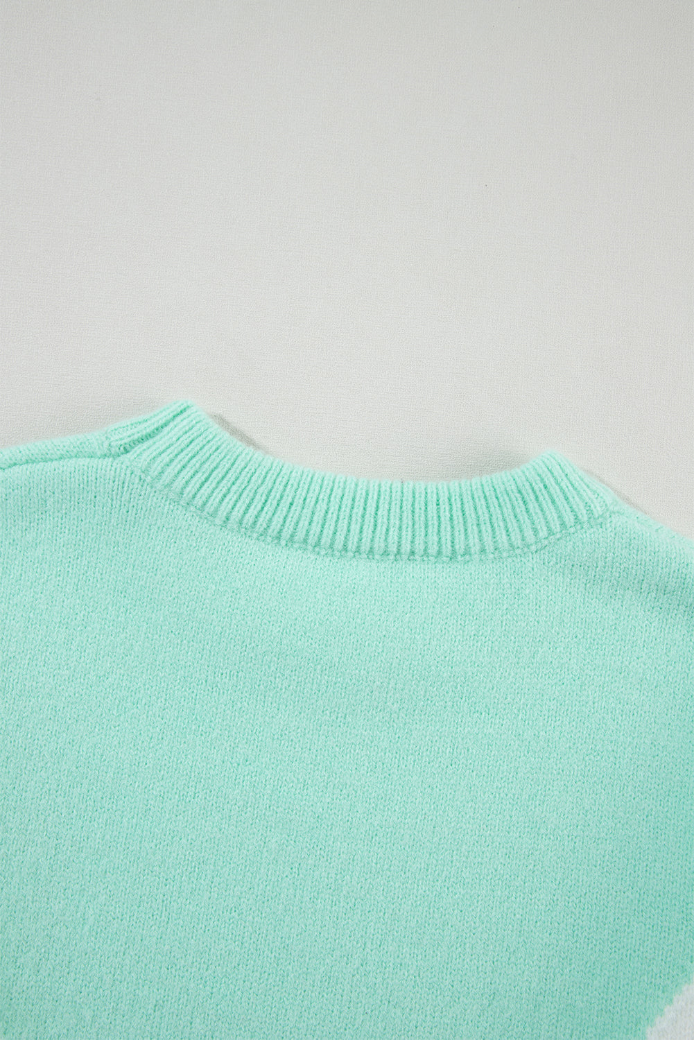 Grüner chevron colorblock strickpullover mit gerippten schultern