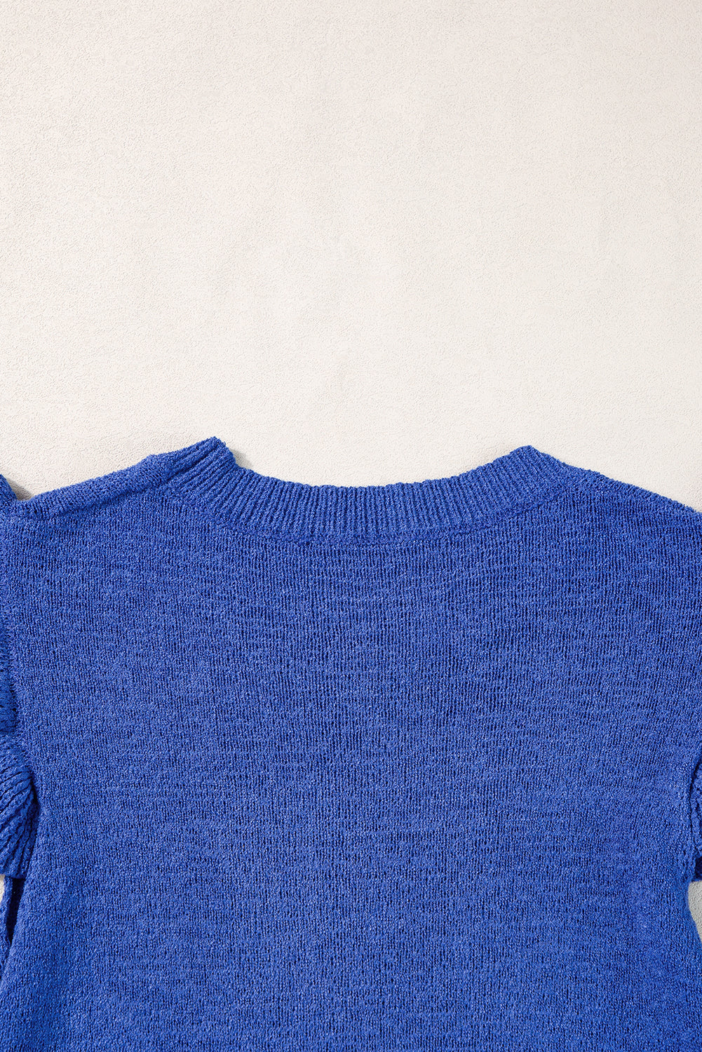 Dunkelblaues strickpullover-top mit rüschenärmeln