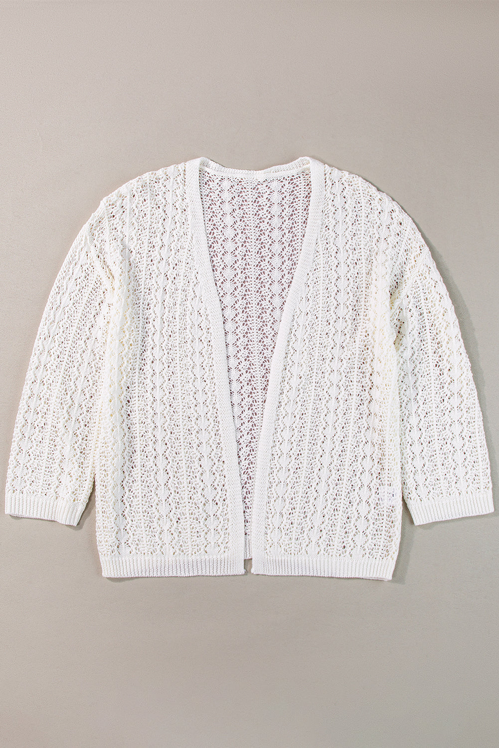 Weißer modischer strickcardigan mit hohlen schultern