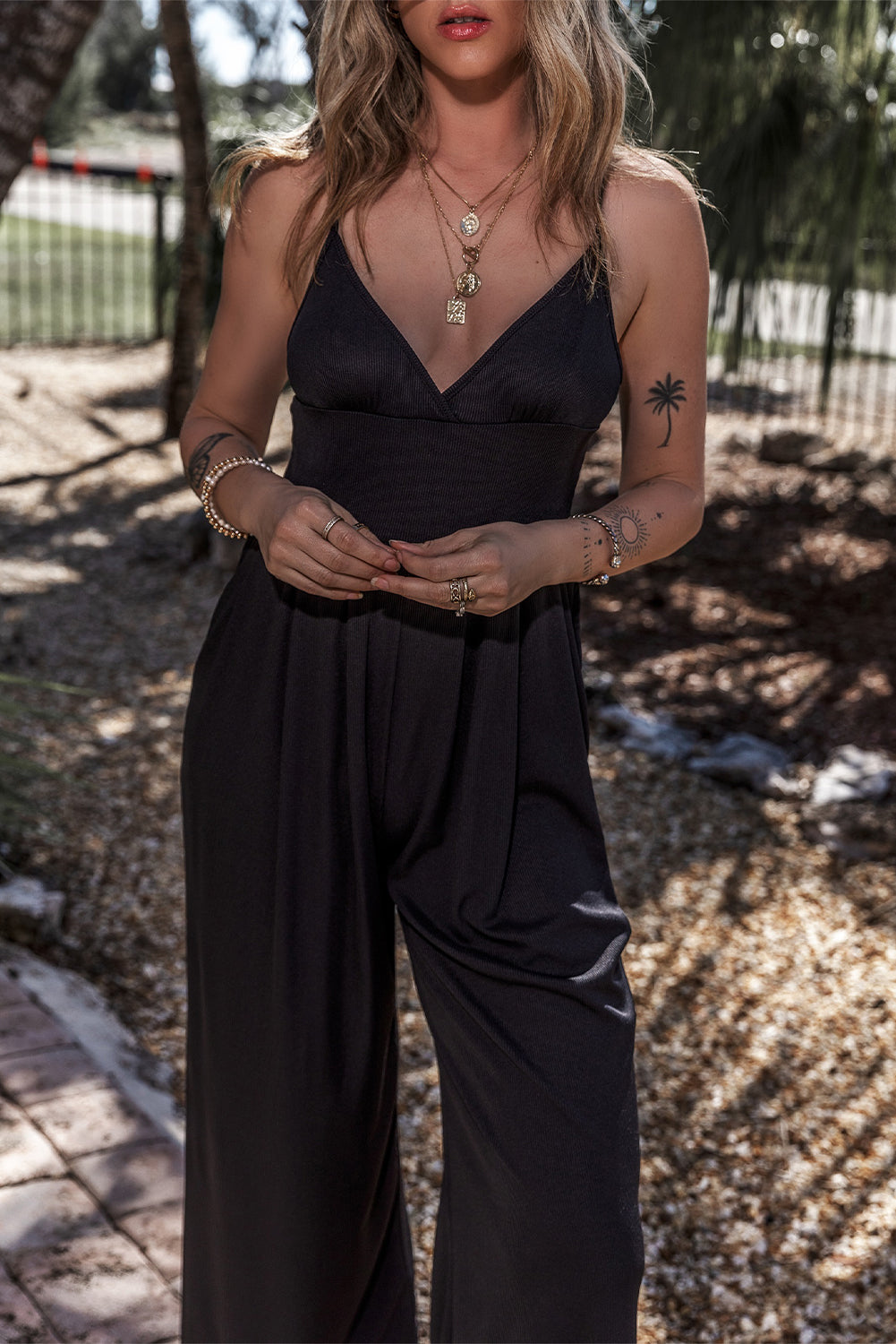 Schwarzes weites bein mit hoher taille sexy v-ausschnitt cami jumpsuit