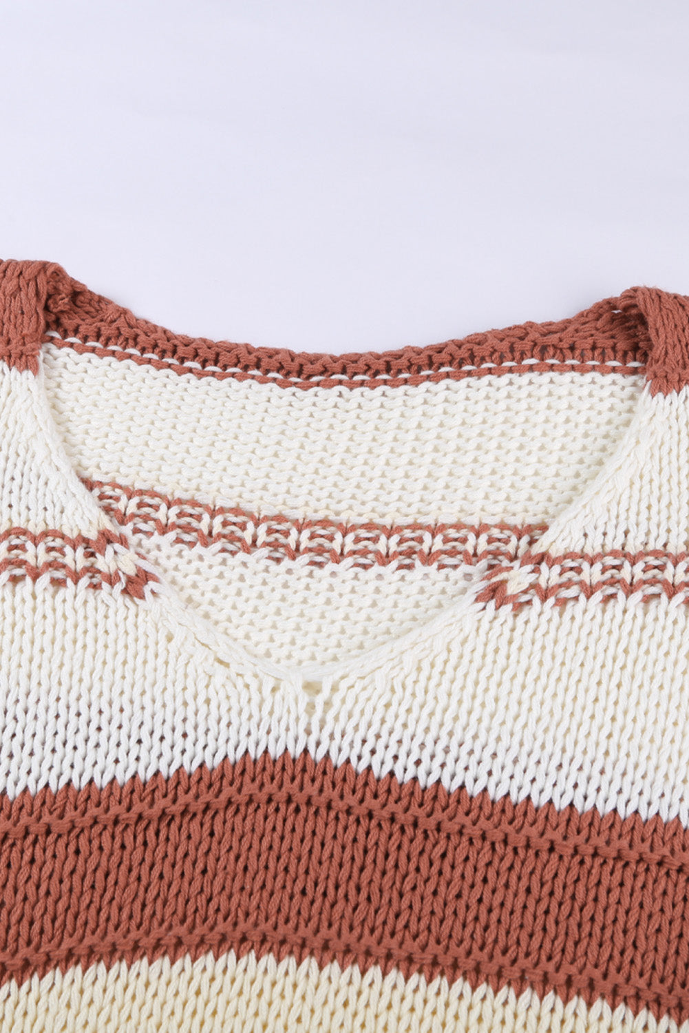 Pullover mit v-ausschnitt und gestrickten laternenärmeln