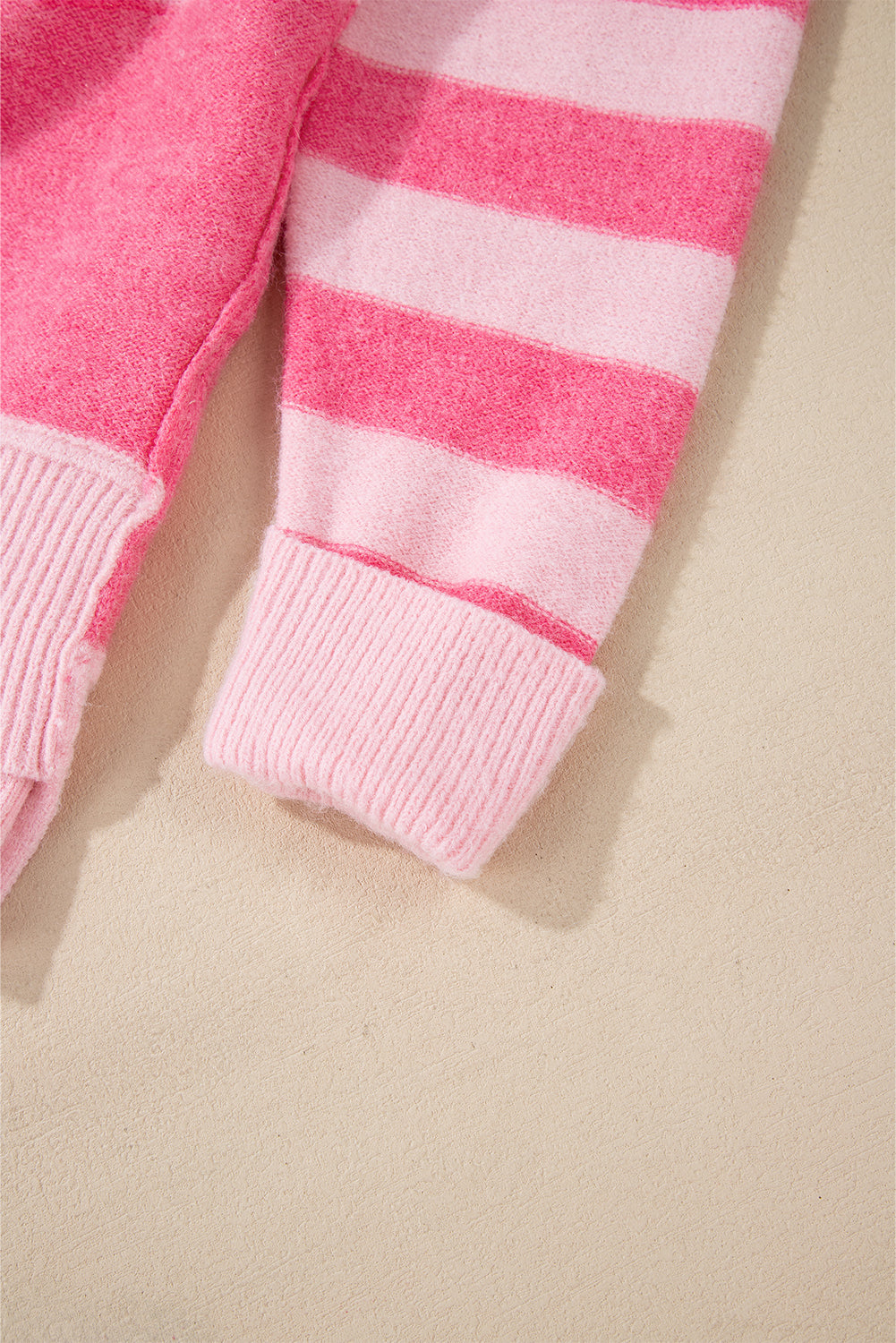 Rosa karierter, gestreifter, hochgeschlossener pullover mit farbblockmuster