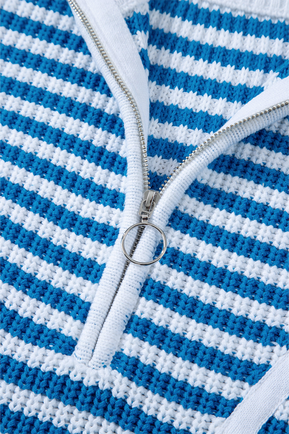 Himmelblauer streifen-pullover mit reißverschluss und schultertasche