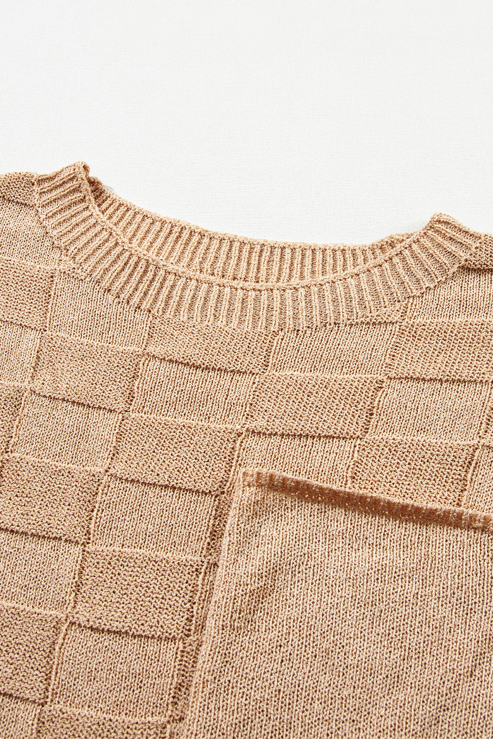 Rauchgrauer strickpullover mit kurzen ärmeln in gitterstruktur
