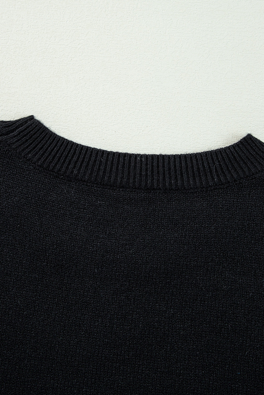 Schwarzer boo strickpullover mit geripptem rand und schultern