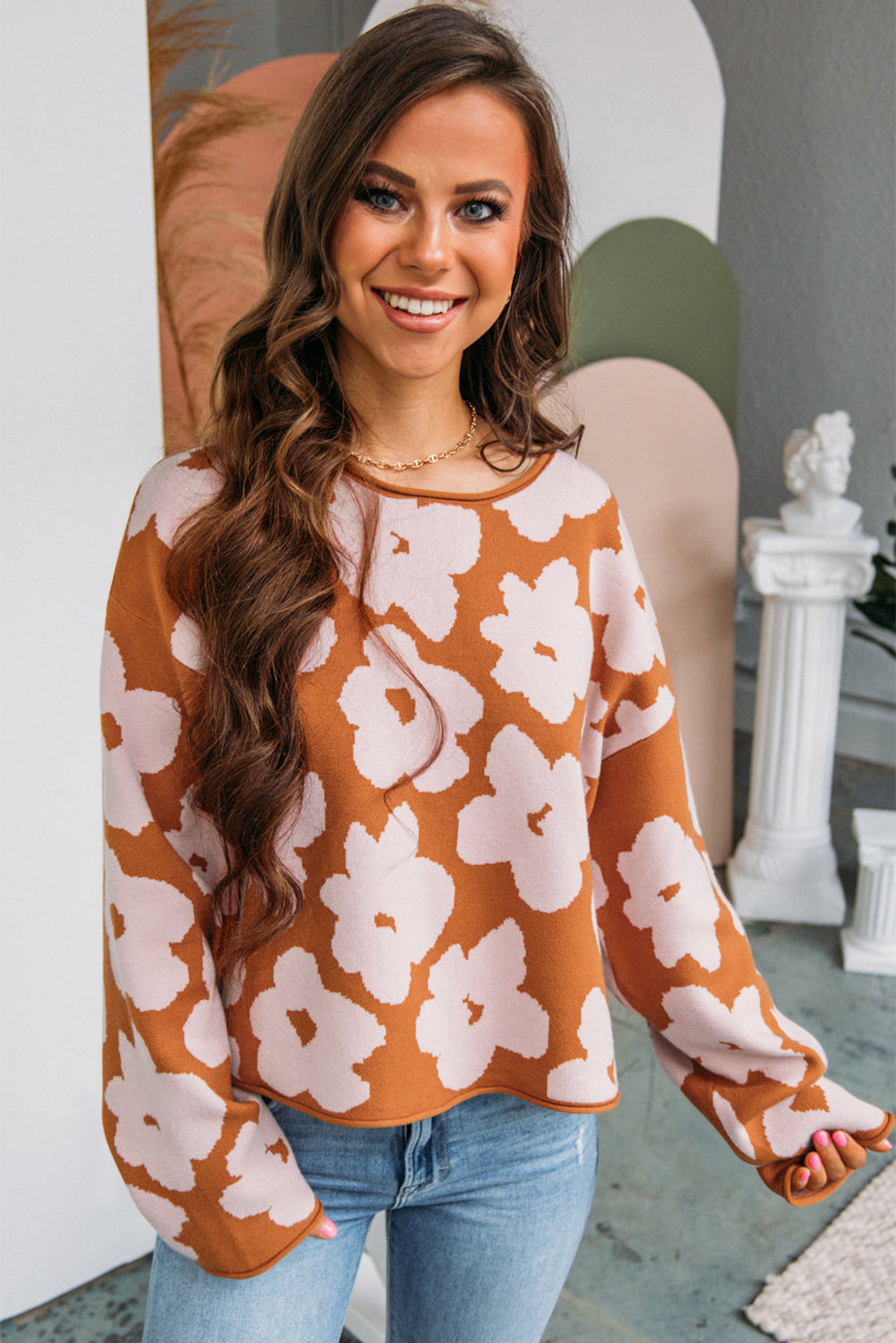 Braunes blumenmuster rundhalsausschnitt langarm pullover