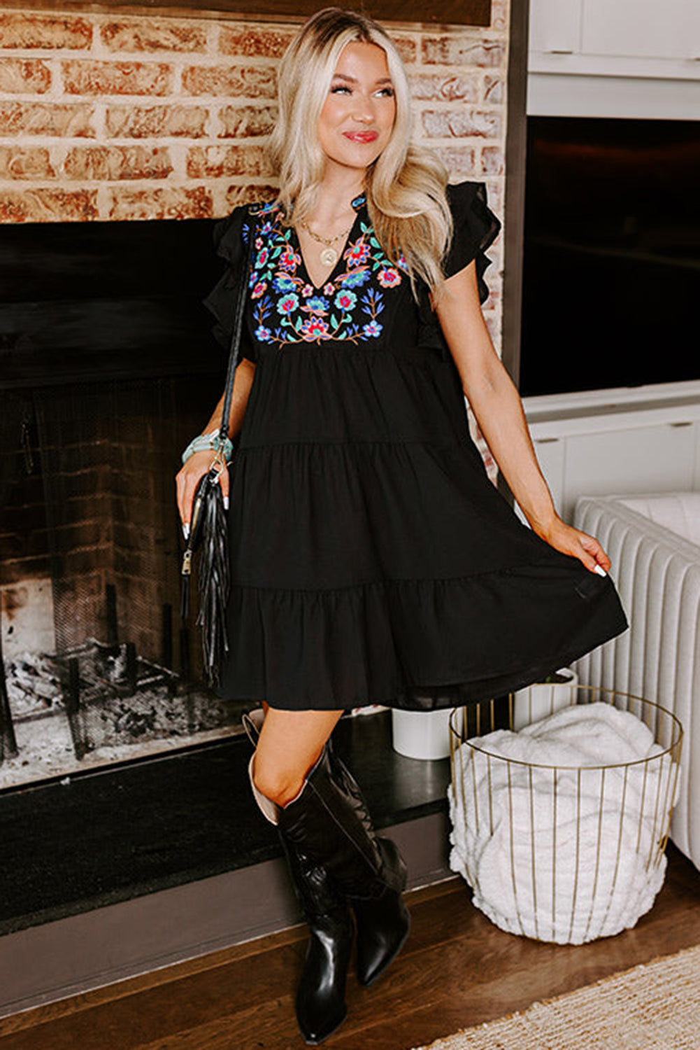 Schwarzes, mit blumen besticktes, gerafftes minikleid