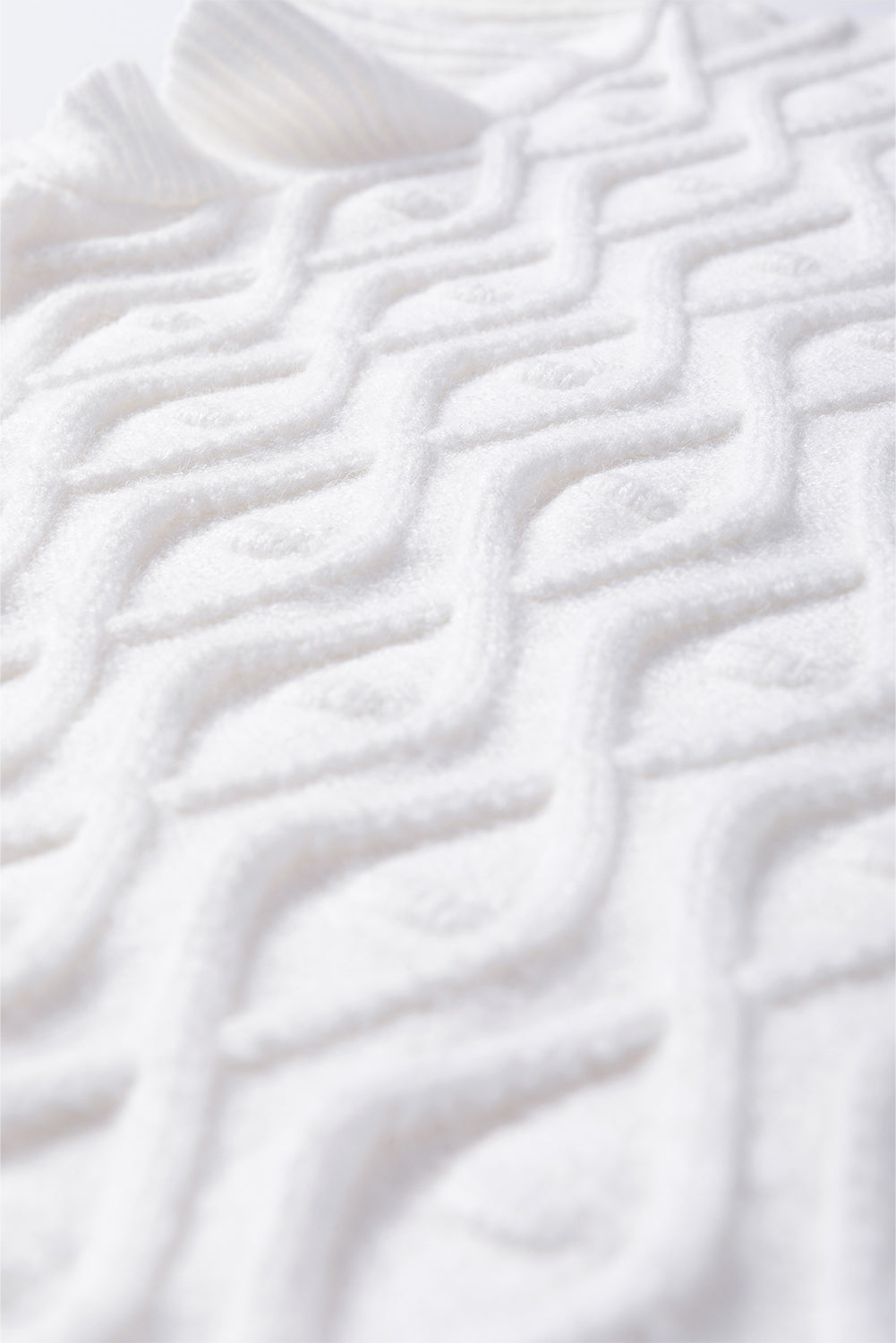 Weiße strickweste mit strukturiertem rüschenausschnitt