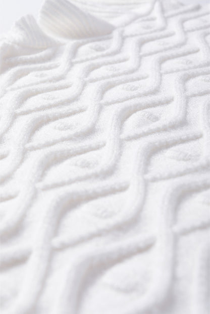 Weiße strickweste mit strukturiertem rüschenausschnitt