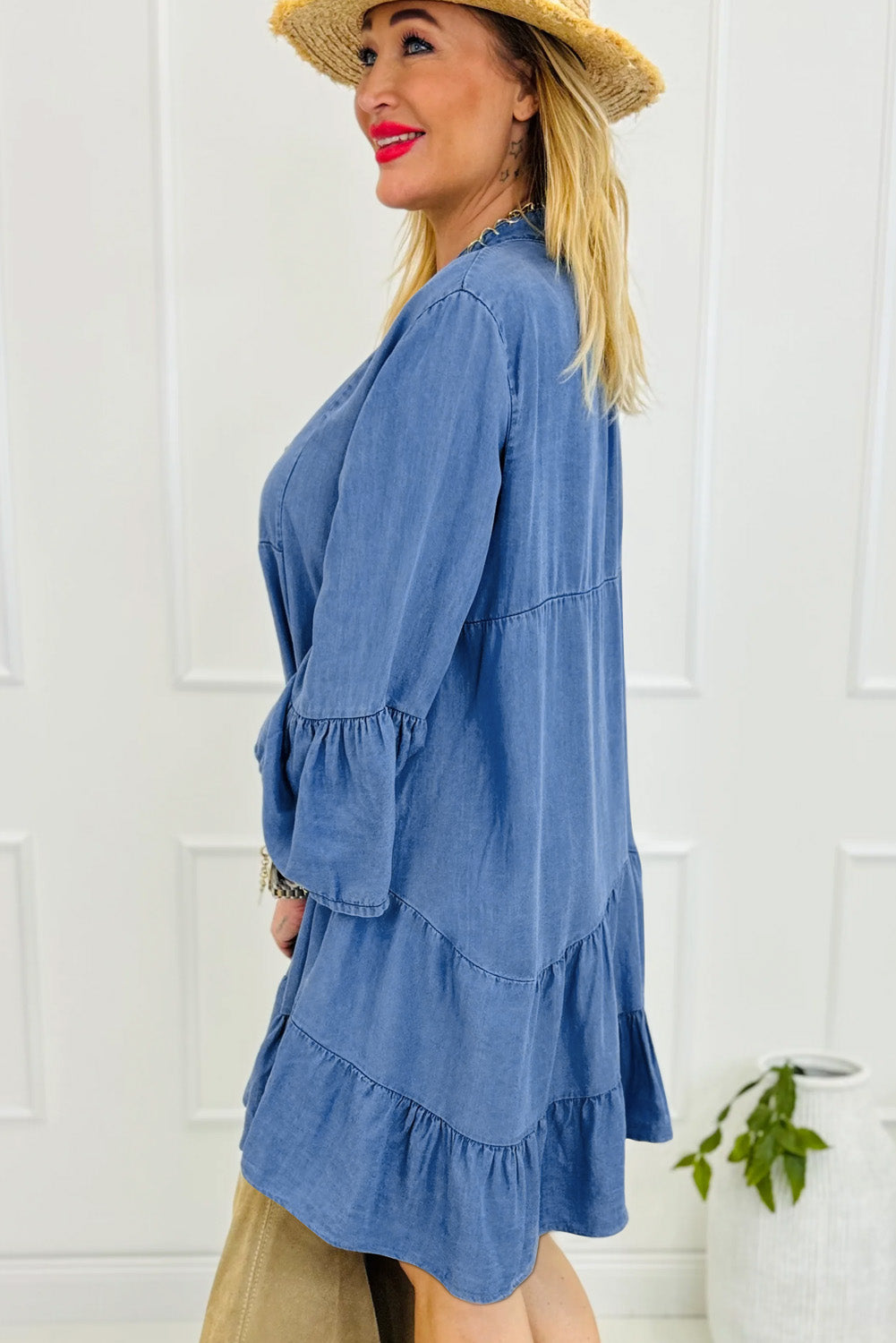 Himmelblaues Chambray-Kleid mit gerafften 3/4-Ärmeln und geschlitztem V-Ausschnitt