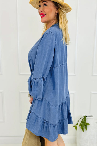 Himmelblaues Chambray-Kleid mit gerafften 3/4-Ärmeln und geschlitztem V-Ausschnitt