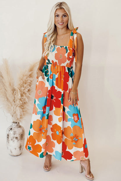 Orangefarbenes maxikleid mit selbstgebundenen trägern und gesmokter oberweite