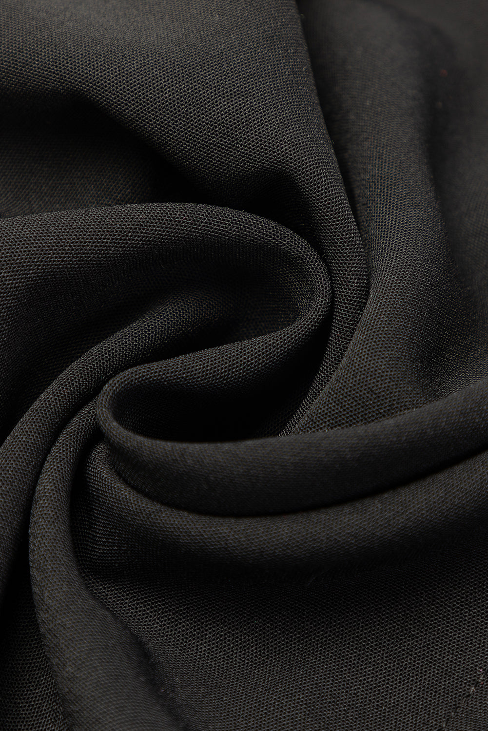 Schwarzes Shiftkleid mit Rüschenärmeln und V-Ausschnitt mit Rüschen
