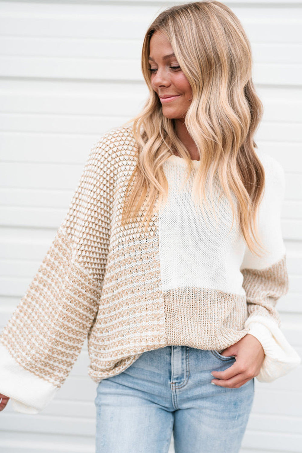 Haferflockenfarbener strickpullover mit gemischtem muster und schlüsselloch für die schultern