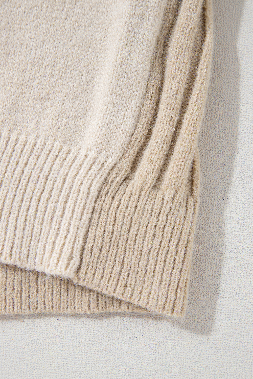 Khakifarbener strickpullover mit rundhalsausschnitt und schulterträger
