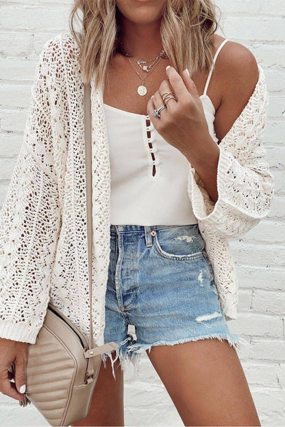 Weißer modischer strickcardigan mit hohlen schultern