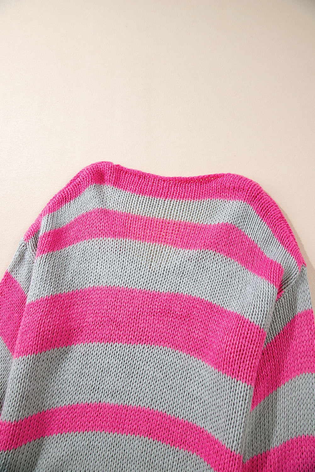 Rosa gestreifter colorblock-strickpullover mit v-ausschnitt und lockerer passform