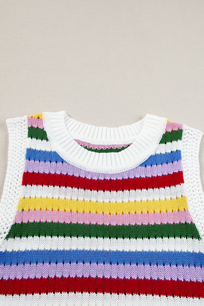 Mehrfarbig gestreifte strickweste mit ösen für schlanken pullover