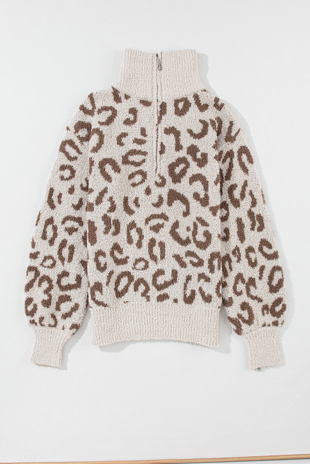 Grauer pullover mit tiermuster und reißverschluss mit kragen