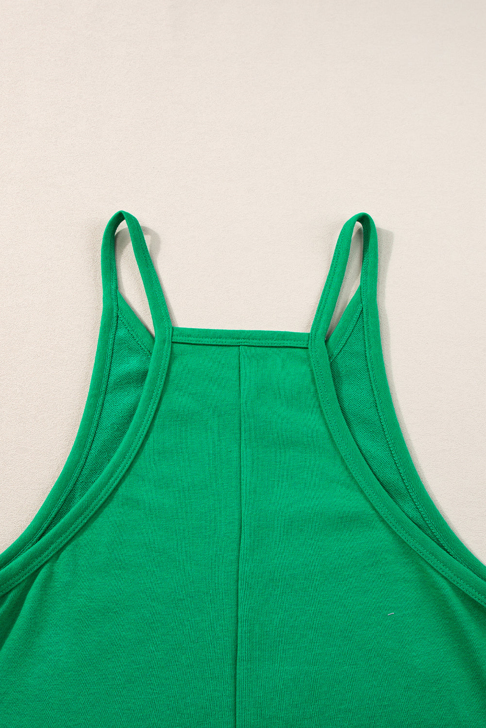 Hellgrüner ärmelloser jersey-strampler mit v-ausschnitt und taschen