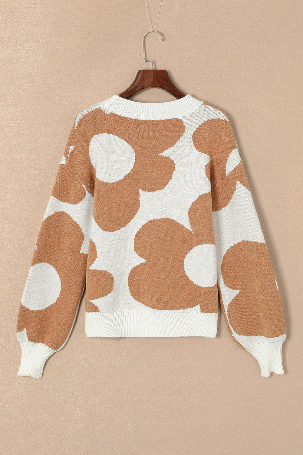 Khakifarbener pullover mit großem blumenmuster und hängenden schultern