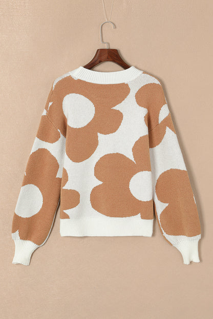 Khakifarbener pullover mit großem blumenmuster und hängenden schultern