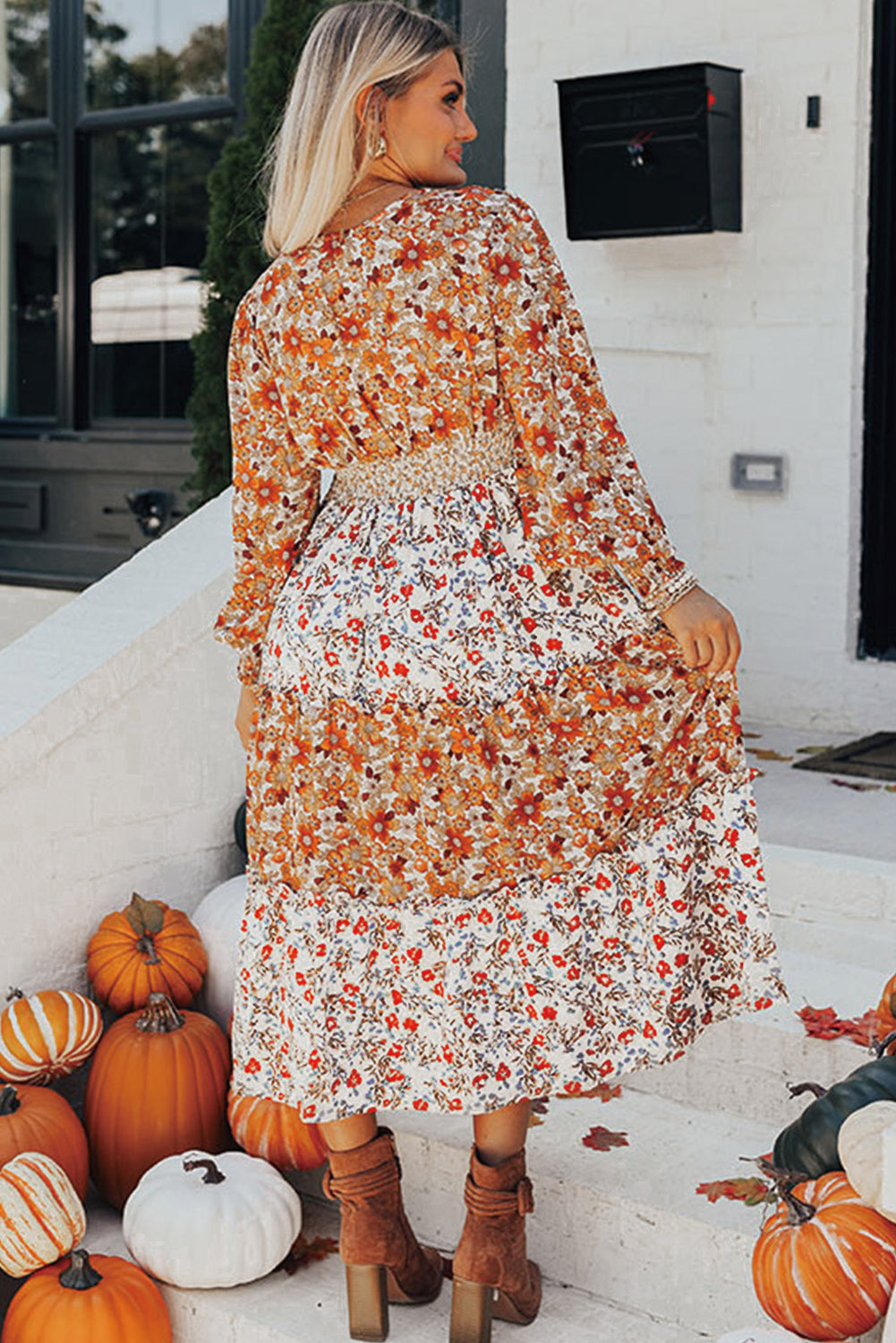 Khakifarbenes langarm-midikleid mit blumenmuster und gerafftem v-ausschnitt