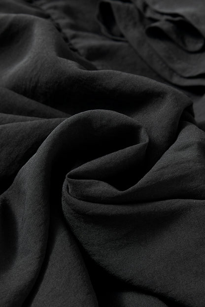 Schwarzes, mit blumen besticktes, gerafftes minikleid