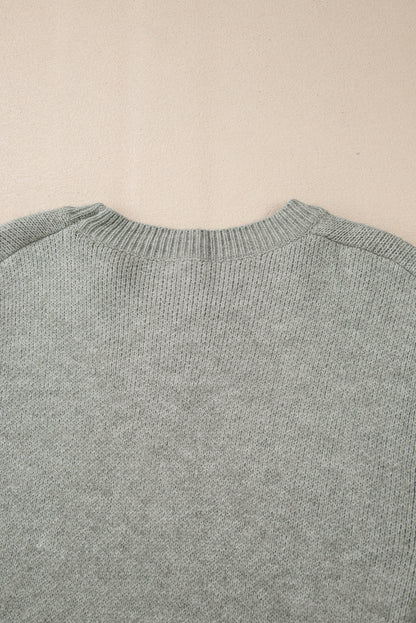 Hellgrauer pullover mit blumenärmeln und hängeschultern