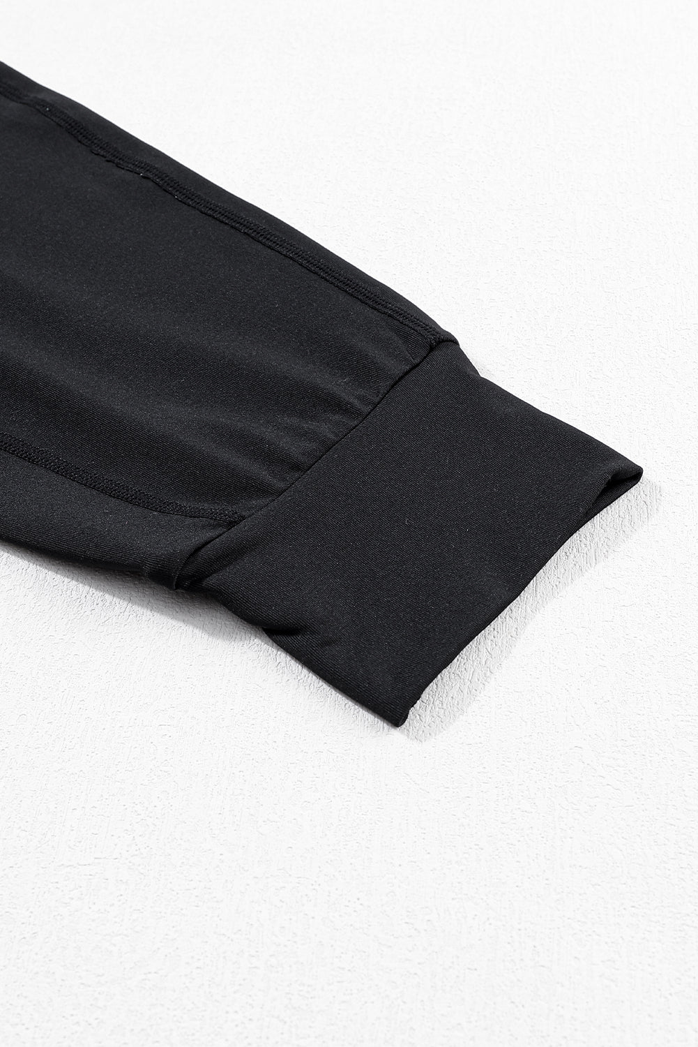 Schwarze jogginghose mit hoher taille und offener naht