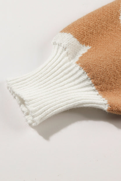 Khakifarbener pullover mit großem blumenmuster und hängenden schultern
