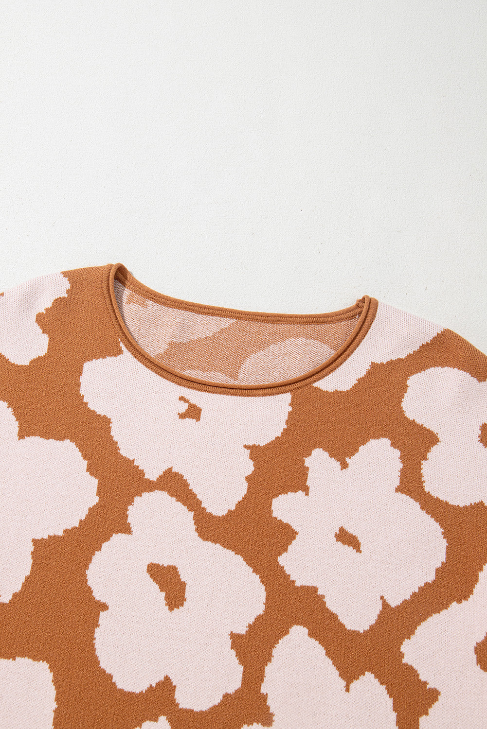 Braunes blumenmuster rundhalsausschnitt langarm pullover