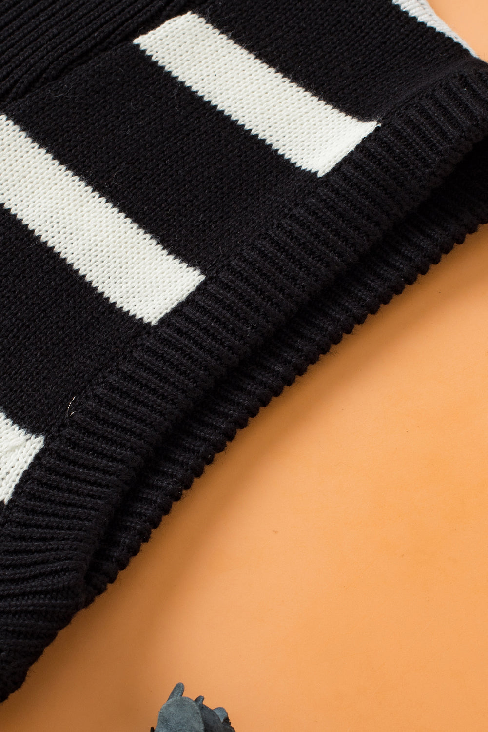 Schwarzer streifenstrickpullover mit reißverschlusskragen tank