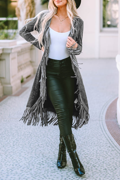 Schwarzer cardigan mit offener tasche und fransensaum