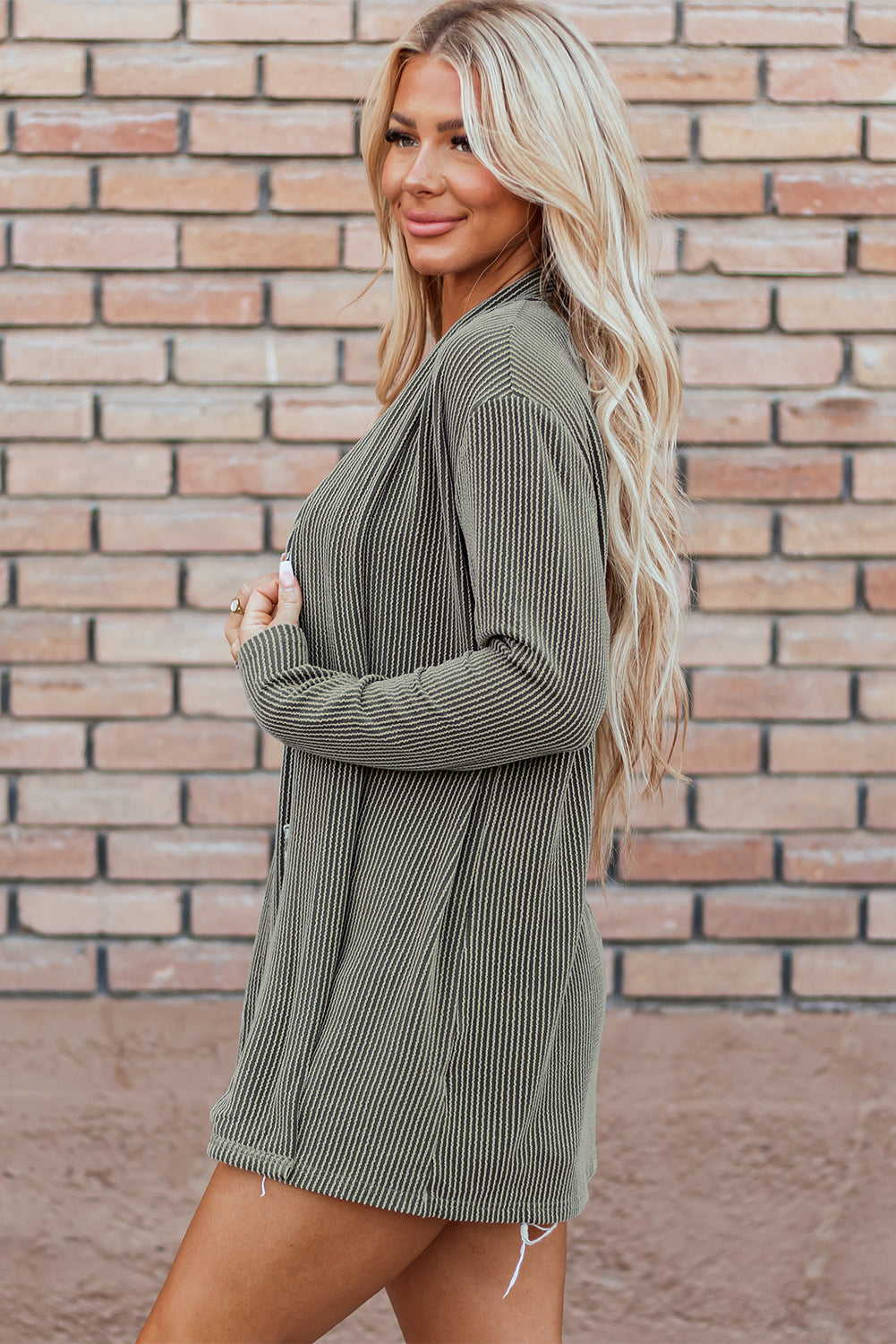 Moosgrüner strickcardigan mit offener vorderseite