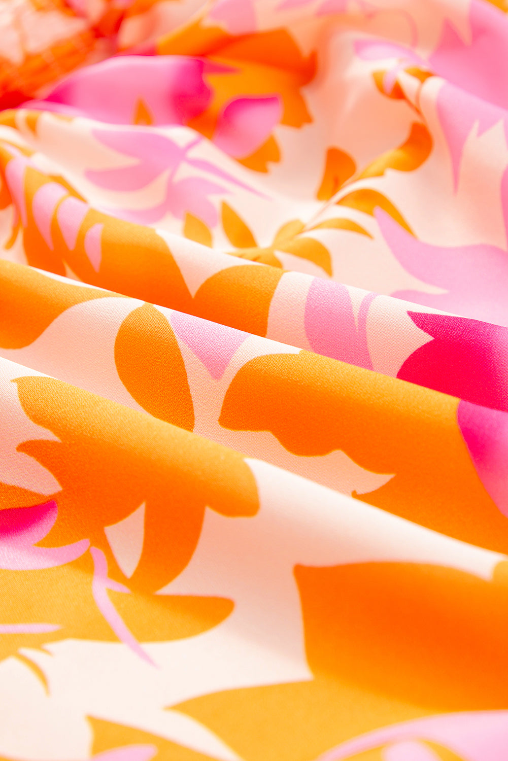 Abstraktes minikleid mit gerafften laternenärmeln in orange