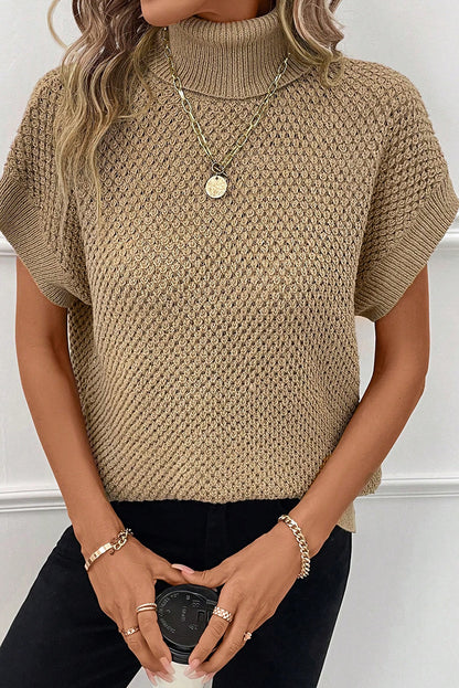 Blasser khaki-rollkragenpullover mit strukturierten kurzen ärmeln