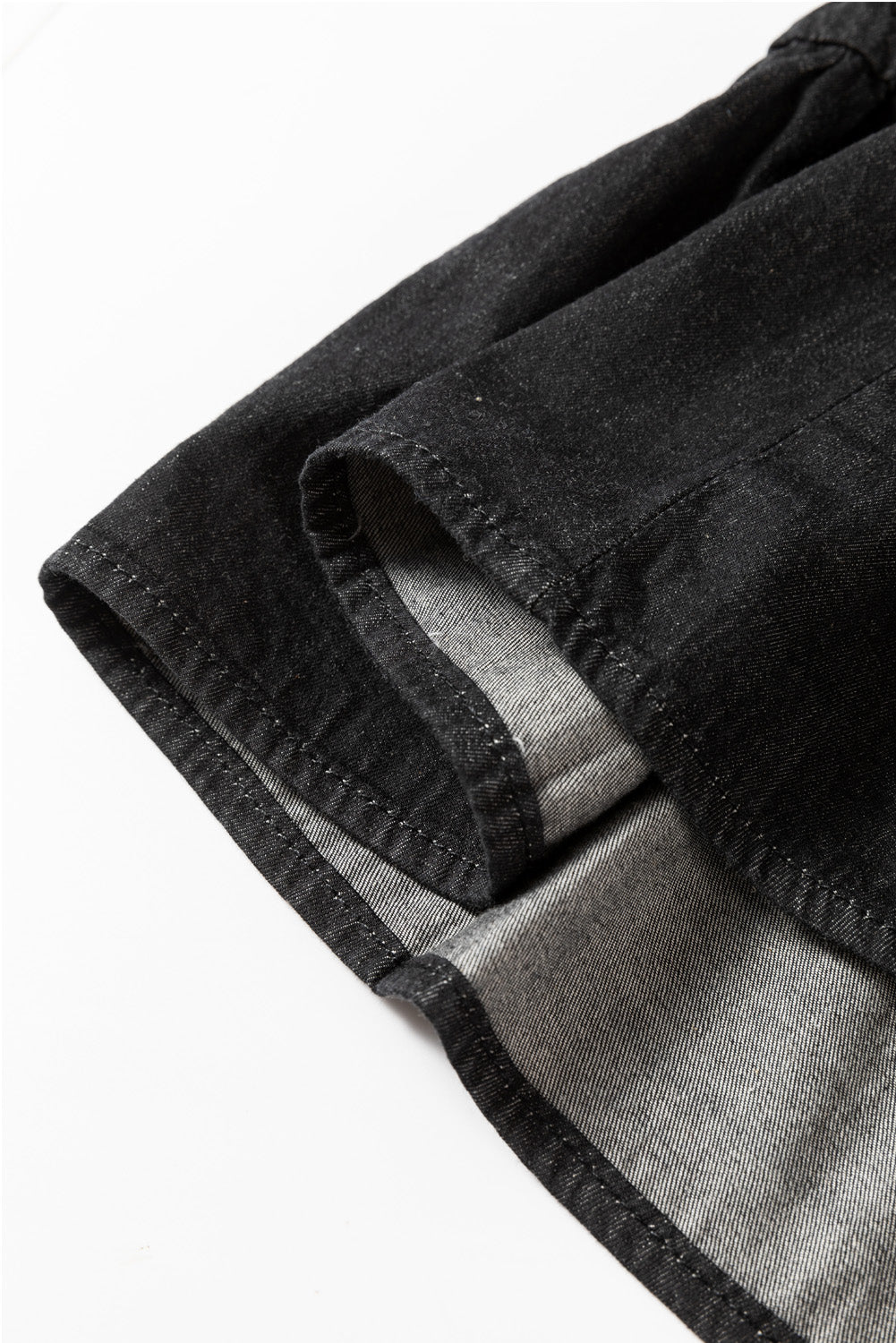 Schwarzes chambray minikleid mit gerafften 3/4-ärmeln und geschlitztem v-ausschnitt