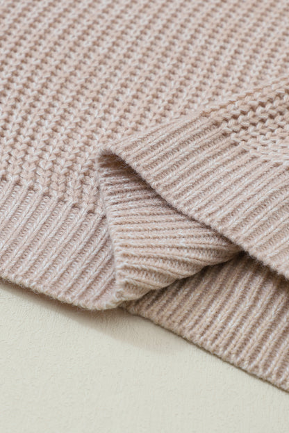 Pergamentfarbener pullover mit zopfstrickärmeln und hängeschultern