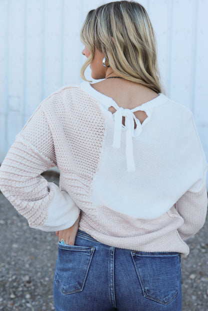 Haferflockenfarbener strickpullover mit gemischtem muster und schlüsselloch für die schultern