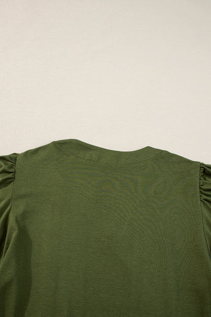 Ferngrünes T-Shirt-Kleid mit plissiertem Ausschnitt und Puffärmeln