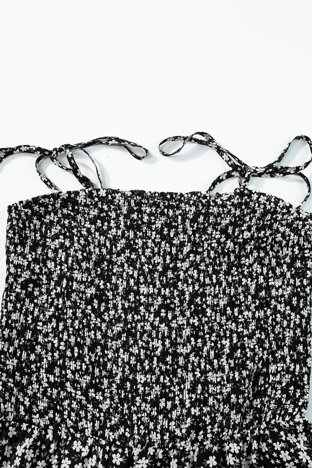 Schwarzer schmaler riemen gesmokter mieder weites bein floraler jumpsuit
