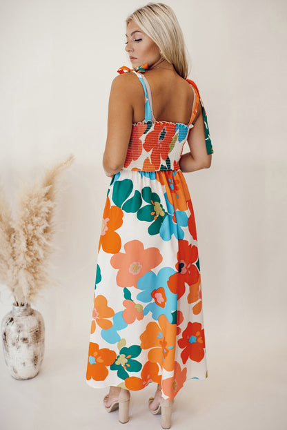 Orangefarbenes maxikleid mit selbstgebundenen trägern und gesmokter oberweite