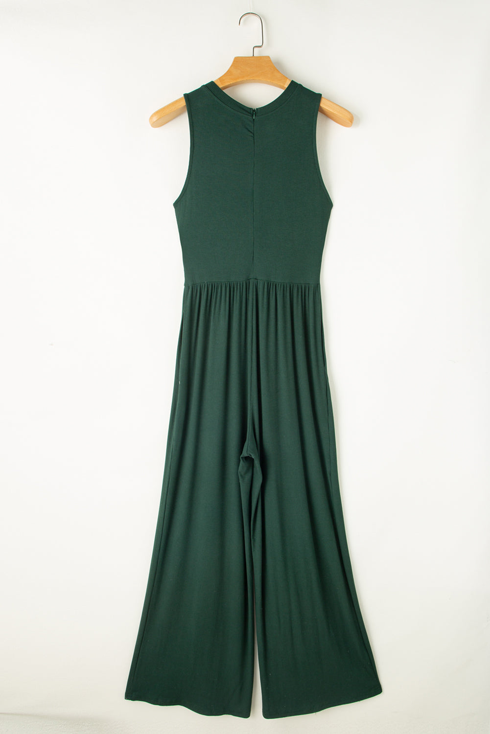 Schwarzgrüner ärmelloser jumpsuit mit weitem bein und geschnürter taille
